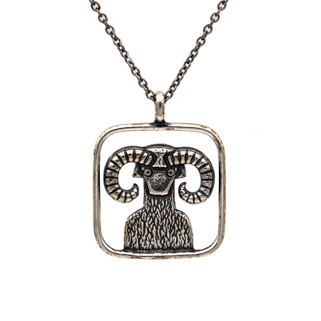 Oinas-riipus ja kaulaketju, Kalevala, Design Hellä Juvonen, ketju ei alkuperäinen, ketjun pituus 41,5cm, riipuksen korkeus 26mm, rasia, 925, Paino: 5,5 g