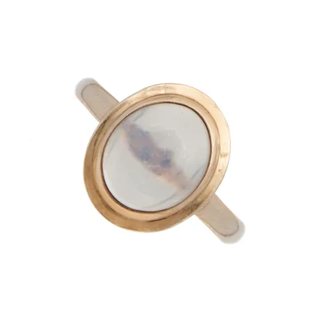 Kivisormus, kaiverrettu, koko 17½, kiven istutus löystynyt, 585br,  Paino: 2,4 g