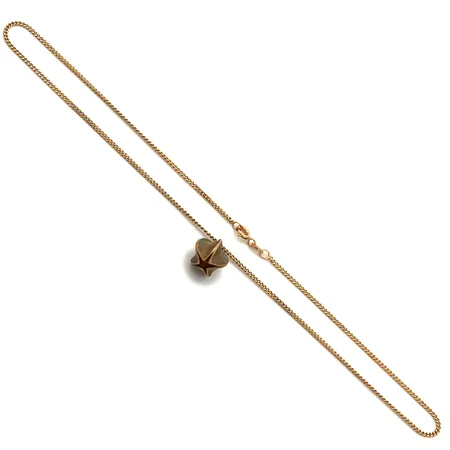 Kaulakoru, Kalevala, Lumikukka, pituus 41cm, ketju ei alkuperäinen ja metallia, riipuksen korkeus 17mm, pronssia