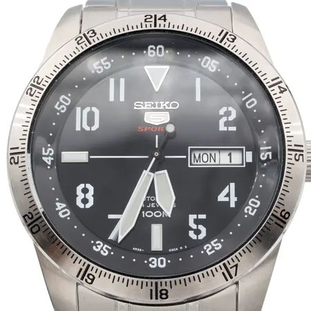 Teräsrannekello Seiko Sports 5, Ø 42mm, rannekkeen pituus 180mm, automaatti, 4R36-03GO, ref. SNZG15K1, cal. 7S36, 24-kivinen, lasissa hentoja naarmuja, 3 jatkopalaa, takuukortti ja laatikot.