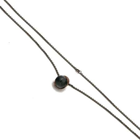 Kivikaulakoru Kalevala, Tintti, ketjun pituus 80cm, riipuksen korkeus 27mm, pronssia. 