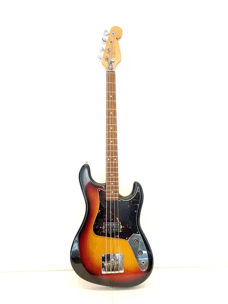Sähköbasso Guyatone EB-25, valmistettu Japanissa, käytöstä aiheutunutta kulumaa.