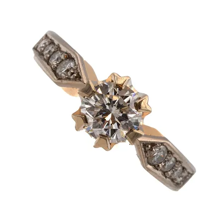 Timanttisormus 4xn.0.02ct, 2xn.0.03ct, 2xn.0.05ct 1xn.0.90ct, koko 18½, leveys 2,5-7mm, kaiverrettu, 585 valko- ja keltakultaa, Paino: 6,7 g