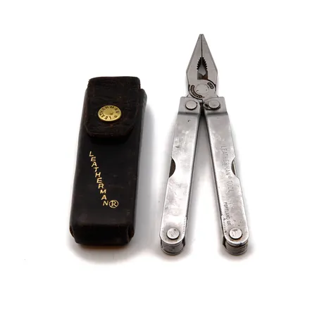 Monitoimityökalu Leatherman ja kotelo, käytöstä aiheutunutta kulumaa.