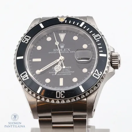 Teräsrannekello Rolex Oyster Perpetual Submariner Date, rungon Ø 40mm, rannekkeen pituus 185mm, malli 16610, sarjanumero E405971, rannekkeen numerointi 93150, automaatti, 1990-luvulta, kaksi rannekkeen lisäpalaa, lukko vaihdettu 2022, täyshuollettu 2023, Lindroosin aitoustodistus ja alkuperäinen laatikko.