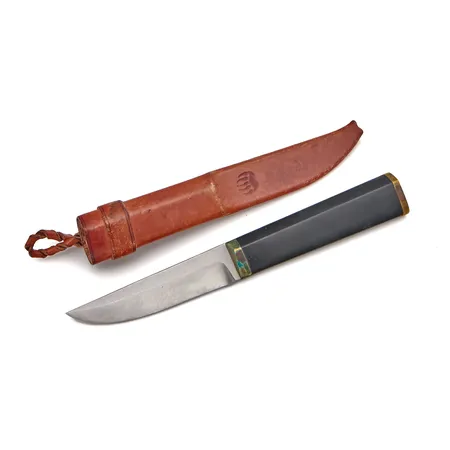 Puukko, pituus 210mm, Hackman - Tapio Wirkkala, ruostumatonta terästä, nailonia ja messinkiä, käytön jälkiä terässä ja kahvassa, Malli suunniteltu 1961, nahkatuppi