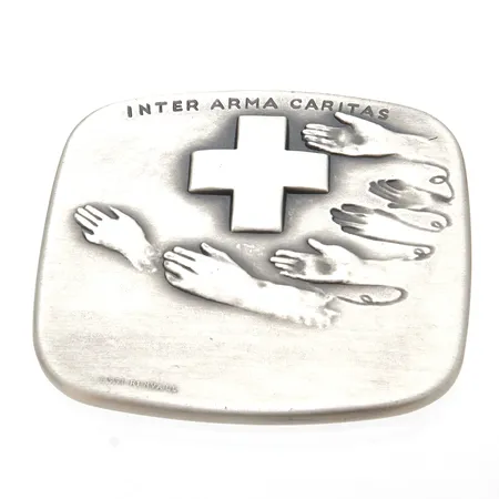 Hopeinen laatta, Inter arma caritas, mitat 60x55mm, 925, Paino: 103,7 g