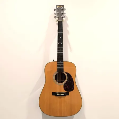 Elektroakustinen kitara Martin HD28, S:N 832526, Made in USA, D - Dreadnought, kansi massiivikuusta, pohja ja sivut massiiviruusupuuta, kaula mahonkia eebenpuu otelaudalla, skaala 645 mm (25.4"), satulan leveys 44,5 mm (1.75"), kova laukku ja capo. Nouto ainoastaan myymälästä. Ei lähetetä.