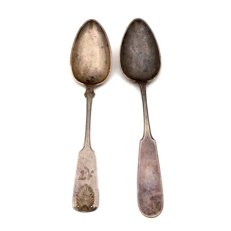 Kaksi lusikkaa, toinen kaiverrettu, Musla ja Matta, pituudet 220mm ja 210mm, 813, Paino: 106,6 g