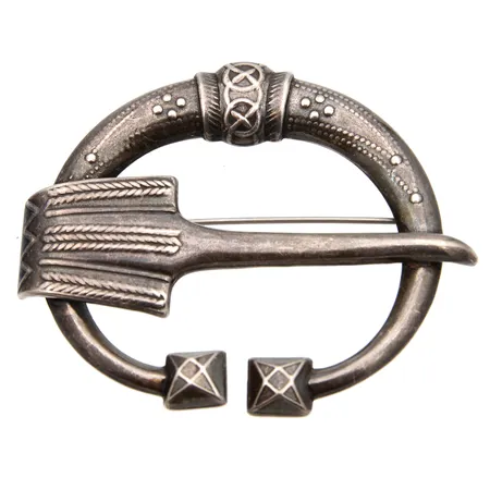 Rintakoru, Kalevala Koru, Vierusmäen solki, korkeus 40mm, leveys 50mm, valmistettu 1987, 925,  Paino: 13 g