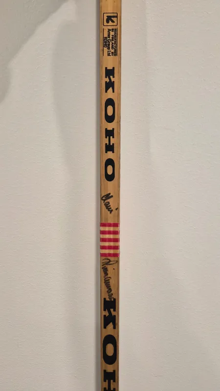 Jääkiekkomaila KOHO, signeeraus Harri Linnonmaa, 1970-luvulta, nouto ainoastaan konttorilta Lähetetään postipakettina.