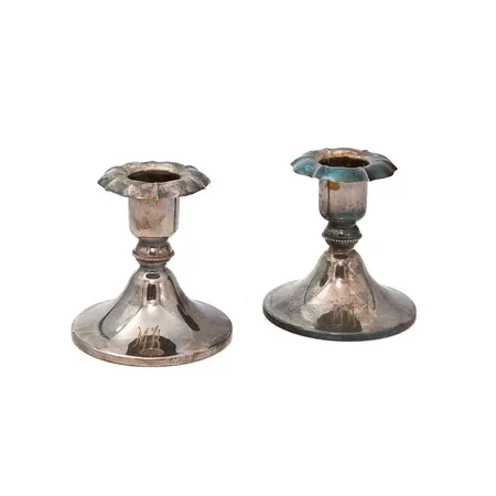 Kaksi kynttilänjalkaa, kaiverrettu, korkeus 80mm, 830br, Paino: 137 g
