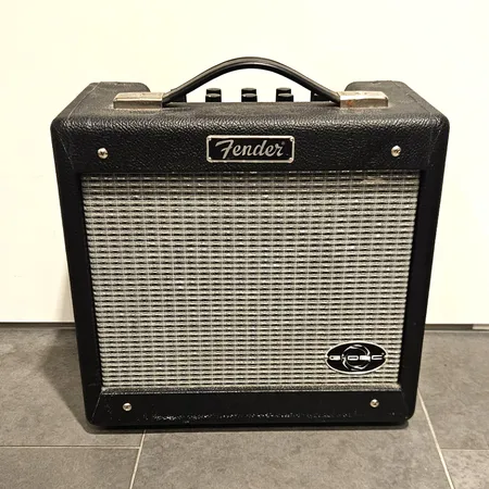 Vahvistin Fender G-DEC Junior, 08003934, käytön jälkiä, nouto ainoastaan konttorilta Lähetetään postipakettina.