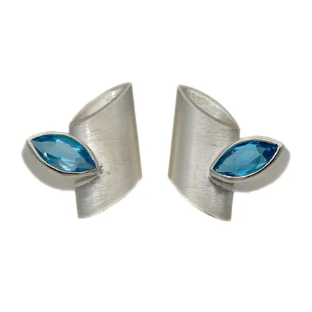Kivikorvakorut, Kaunis Koru, Lumi, design Kirsti Doukas, mitat 14x16mm, 925br, Paino: 5,7 g