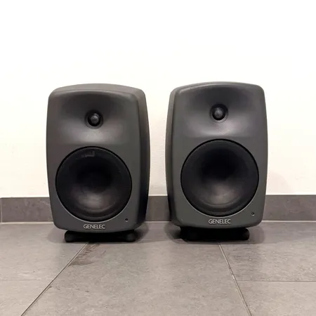 Kaksi aktiivikaiutinta, Genelec 8040A, käytön jälkiä, virtajohdot