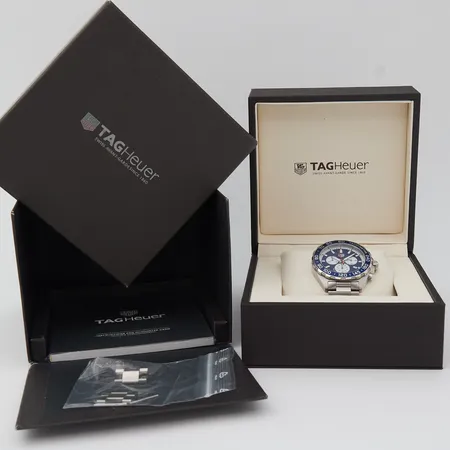 Teräsrannekello TAG Heuer Formula 1 Red Bull Racing, quartz, rungon Ø43mm, paristo loppu, bezelissä pieni kuluma, hihnan pituus 185mm, neljä lisäpalaa, laatikko ja ostokuitti Paino: 0 g