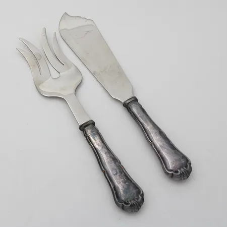 Kakkuatrain ja kakkuveitsi, Chippendale, pituudet 220mm ja 210mm, toisessa kaiverrus, 830br, Paino: 157,2 g
