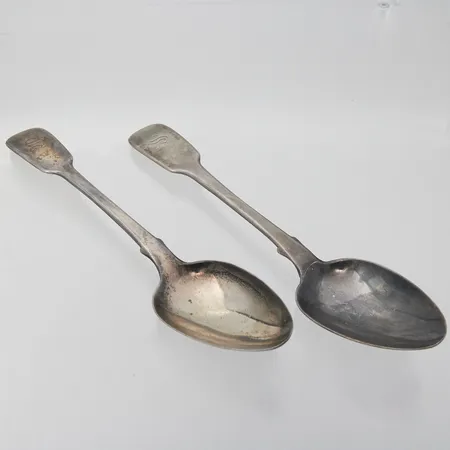 Kaksi ruokalusikkaa, pituus 222mm, lontoo, vuodelta 1842, tekijänleima DP, kaiverrettu, 925, Paino: 178,4 g