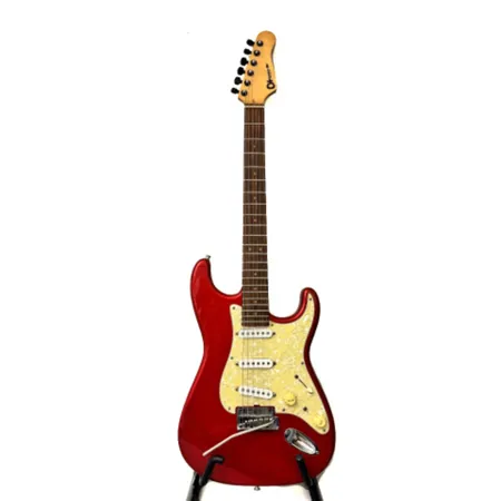 Sähkökitara Charvel San Dimas Traditional, Made in USA, S:N 950711, skaala 25.5", vaahterakaula ruusupuu-otelaudalla, leppärunko värinä candy apple red, ei alkuperäisessä kunnossa, kolme single mikrofonia, 5-tie mikrofonivalitsin, yksi volume, yksi tone, 3-tie valitsin, lukkovirittimet, takakansi puuttuu, pehmeä laukku. Ota yhteys panttilainaamoon kuljetusmaksuista sopimiseksi. Ei lähetetä