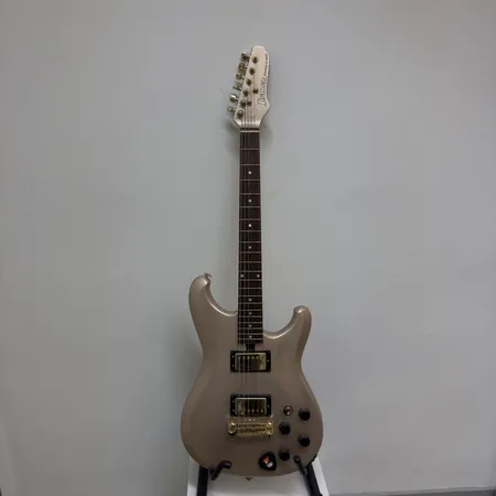 Sähkökitara Ibanez Roadstar II series, A841370, käytöstä aiheutunutta kulumaa, valmistettu Japanissa ja kantolaukku.