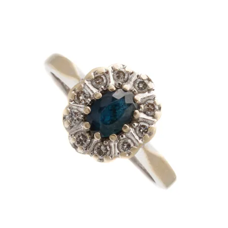 Sinisafiirisormus timanteilla 10xn.0.02ct, koko 17, leveys 1,6-11,4mm, 750br valkokulta, Paino: 3,5 g