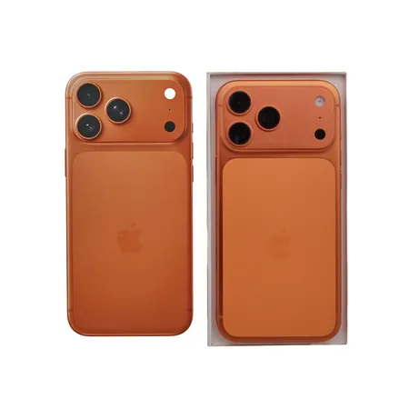 Apple iPhone 17 Pro Max 5G, 256 Gt, Kosminen Oranssi, ostopäivä 17.10.2025, 3 vuoden DNA takuu, mukana alkuperäinen laatikko ja laturi.