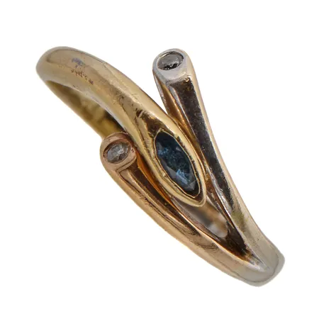 Kivisormus timanteilla 2xn.0.01ct, koko 16½, 750 kelta- ja valkokulta, Paino: 3,6 g