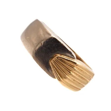 Kantasormus, koko 20¼, leveys 6-9mm, 750 kelta- ja valkokulta, Paino: 13,1 g
