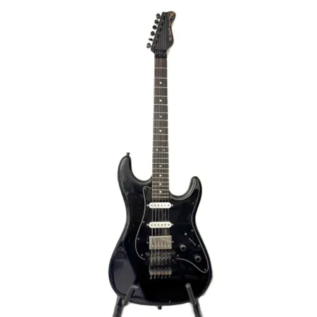 Sähkökitara Valleys Arts M series Standard , S:N 5597, 1980-luku, made in Japan, vaahterakaula eeben-otelaudalla, saarni runko, väri musta, FloydRose-talla, mikrofonit ei alkuperäiset, kaksi single mikrofonia Seymour Duncan, yksi humbucker mikrofoni, 5-tie mikrofonivalitsin, yksi volume, yksi tone, pintavikoja, käytön jälkiä, kulunut kova laukku. Ota yhteys panttilainaamoon kuljetusmaksuista sopimiseksi. Ei lähetetä