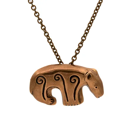 Kaulakoru Kalevala rintaneulalla Kalevankarhu ketjun pituus 42-45.5cm, riipuksen korkeus 18mm, pronssia