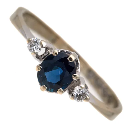 Kivisormus timanteilla 2xn0.02ct koko 16¾ kaiverrettu, 750br,  Paino: 1,8 g