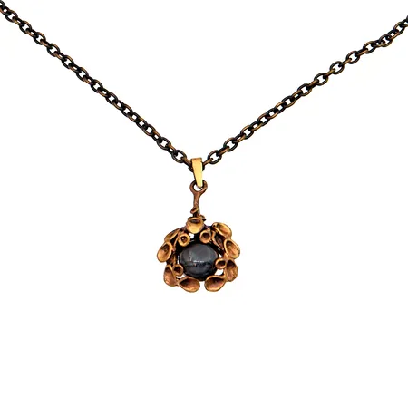 Kaulakoru spektroliitillä, ketjun pituus 70cm, riipuksen korkeus 31mm, pronssia.