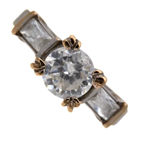 Viallinen kivisormus, 750br valkokulta,  Paino: 4,3 g