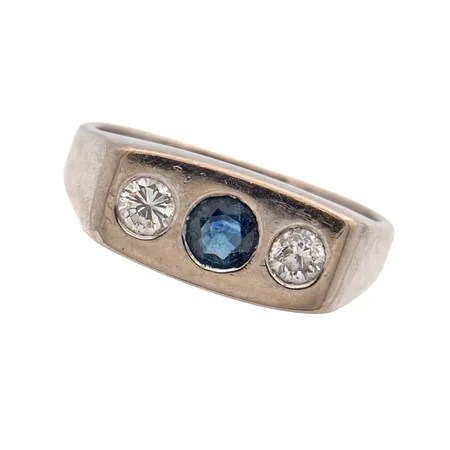 Sinisafiirisormus timanteilla 2xn.0.15ct, koko 17¾, leveys 3-7mm, 750br valkokultaa, Paino: 6,5 g