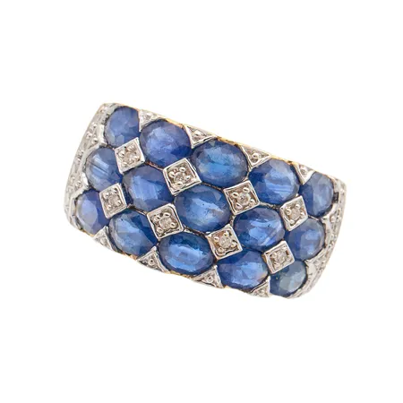 Sinisafiirisormus timanteilla 16xn.0.005c, koko 16¾, pieniä käytön jälkiä, 750br Paino: 4,5 g