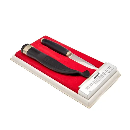 Puukko ja tuppi Fiskars, terän pituus 10cm, no. 9882, tupessa kaiverrettu hopeakaulus, Fiskarsin todistus.