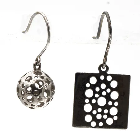 Kaksi korvakorua, desing Liisa Vitali, korkeus 26-30mm, 925,  Paino: 0 g