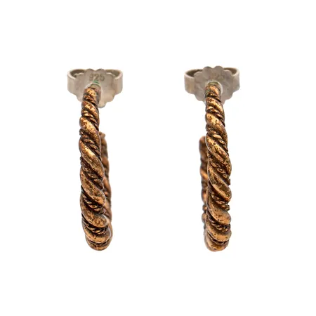 Korvakorut Kalevala, Halikon Lampolan Kierrekorvakorut, korkeus 19mm, taustat 925, pronssia.