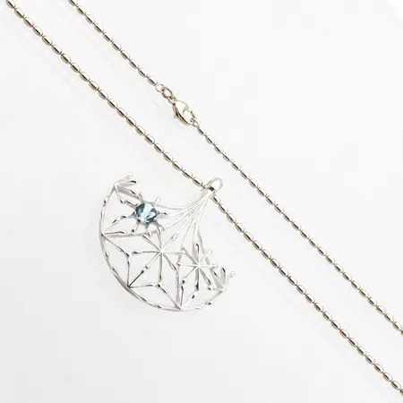 Topaasikaulakoru Kalevala, Naisen ääni, riipuksen korkeus 49mm, pituus 40cm, 925br,  Paino: 16,1 g