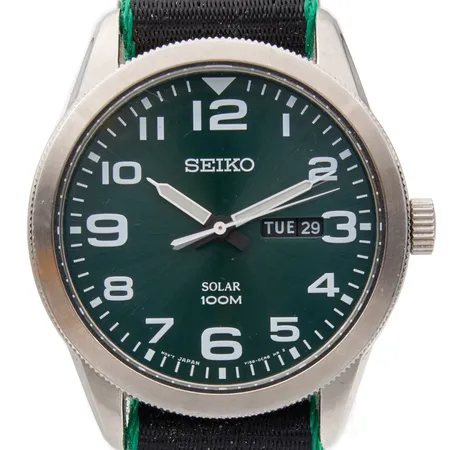 Teräsrannekello Seiko Solar, Ø 42mm, SNE473P1, 7D4369, V158-0BC0, ei alkuperäinen nylon-ranneke, lasissa hentoja naarmuja, käytöstä aiheutunutta kulumaa.