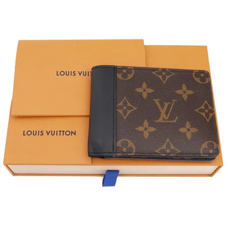Lompakko, Louis Vuitton, Multiple Wallet, M69408, mitat 11.5x9x1.5cm, käytön jälkiä, lompakon kulma taittunut, alkuperäinen ostokuitti 10.3.2025 Louis Vuitton Helsinki, dustbag ja laatikko.