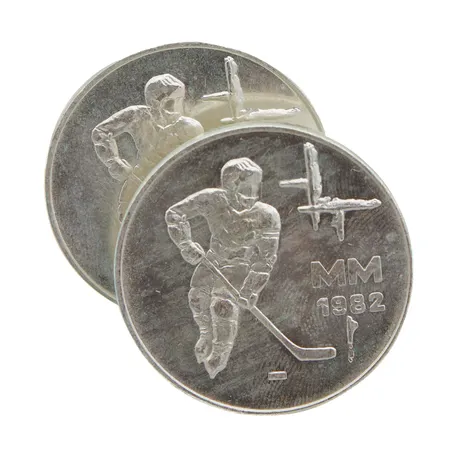 Kaksi juhlarahaa, Jääkiekon MM-1982, nimellisarvo 50mk, 500, Paino: 46,1 g
