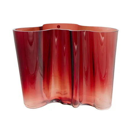 Aalto-maljakko Iittala, laser-kaiverrus Alvar Aalto Iittala, korkeus 160mm, karpalo, pohjassa muutama pieni naarmu, kyljessä pieni naarmu.