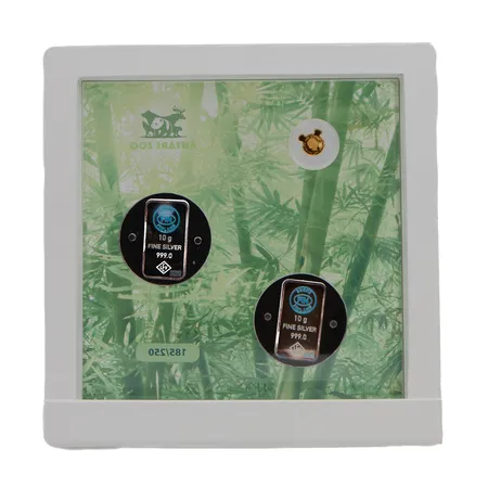 Pandat Suomessa kokoelma, Kaksi 10g hopeaharkkoa 999, Panda kultaraha, nimellisarvo 2,5 dollaria Niue, 999,