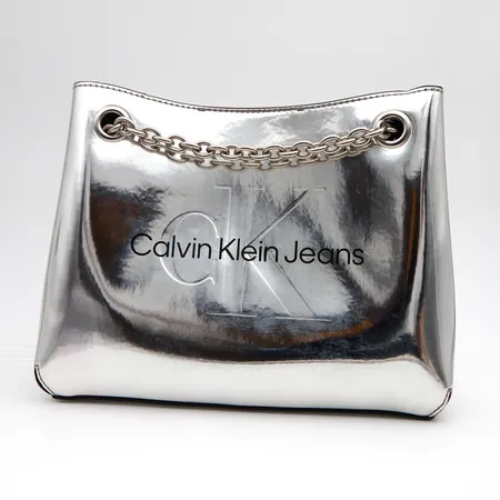 Käsilaukku Calvin Klein, Sculpted olkalaukku, hopea, mitat 20x25cm, käytön jälkiä