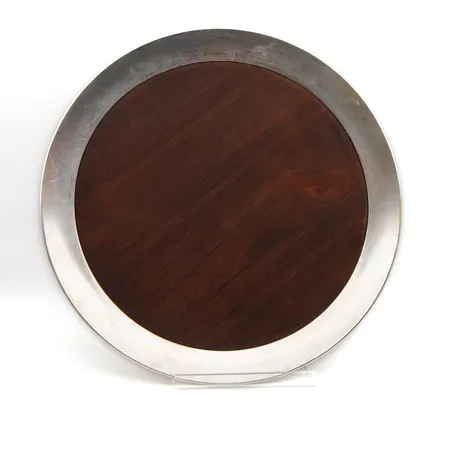 Hopeinen tarjotin, Kultakeskus, signeerattu TW - Tapio Wirkkala, tiikkiä, vuodelta 1972, iän mukaista kulumaa, Ø 35cm, 925br,  Paino: 854,5 g