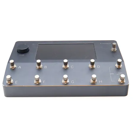 Multiefektiprosessori Neural DSP Quad Cortex, muuntaja kolmella adapterilla ja laatikko.  Ei lähetetä