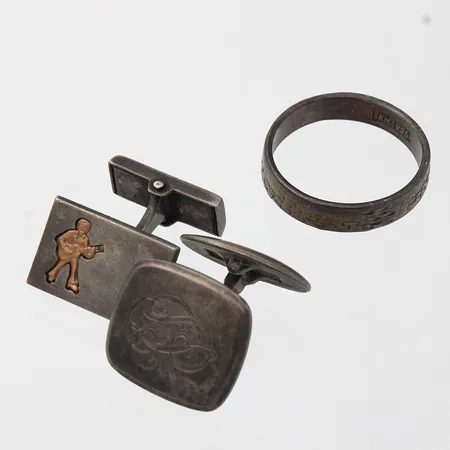 Sormus, kaiverrettu, kaksi paritonta kalvosinnappia 813, Paino: 15,8 g