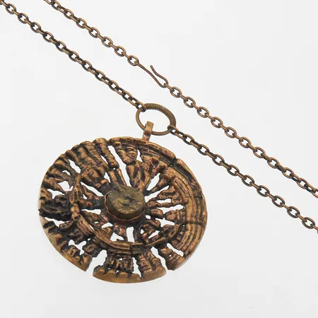 Kivikaulakoru, design. Pentti Sarpaneva, ketjun pituus 65cm, riipuksen korkeus 80mm, pronssia.