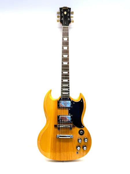 Sähkökitara Gibson SG, sarjanumero 59092632, USA, kaula korjattu liimalla, talla siirretty ja korotettu, käytöstä aiheutunutta kulumaa, kantolaukku.  Ei lähetetä